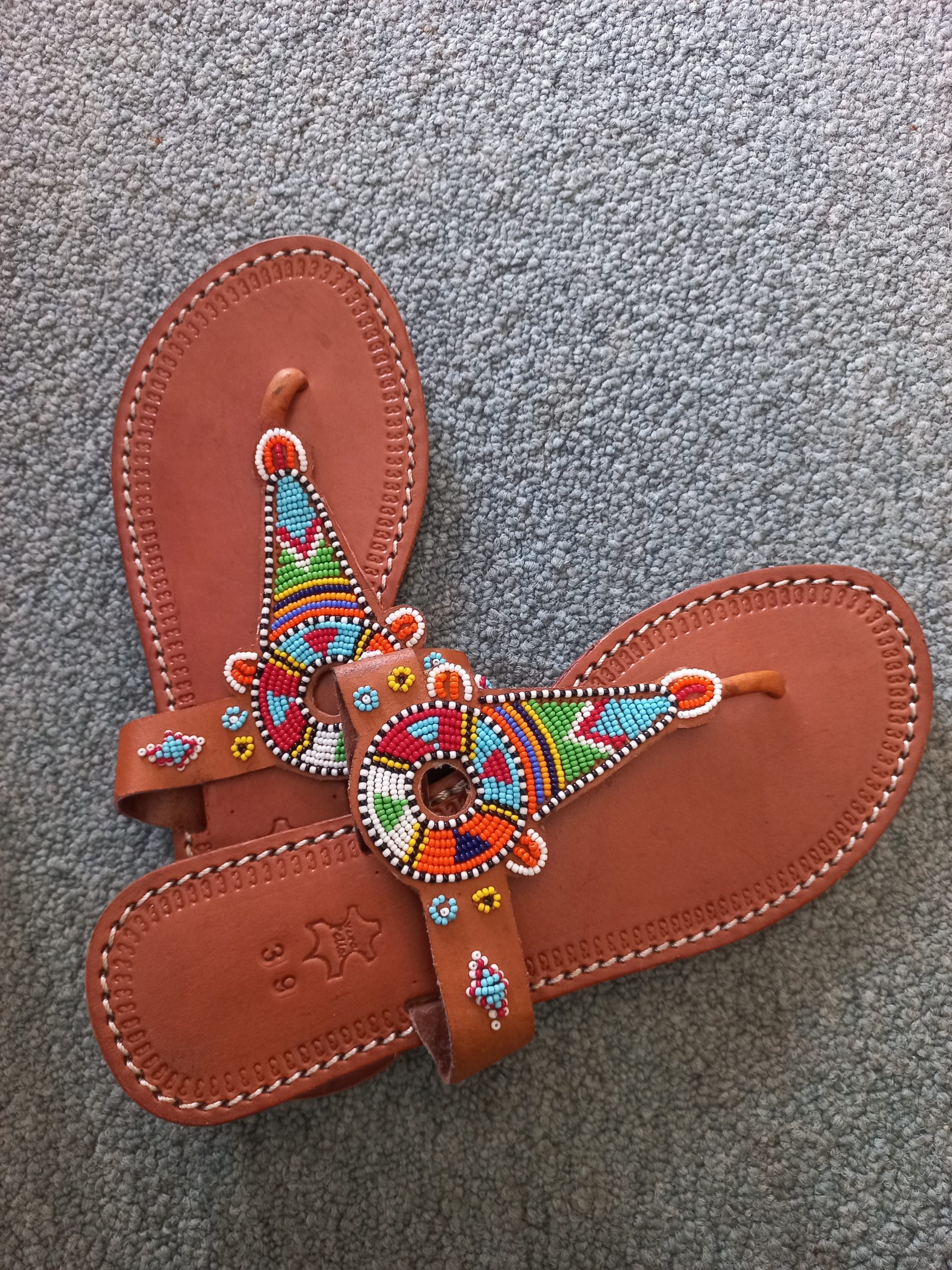 sandale africaine à perles. pointure: 37,38,39,40.